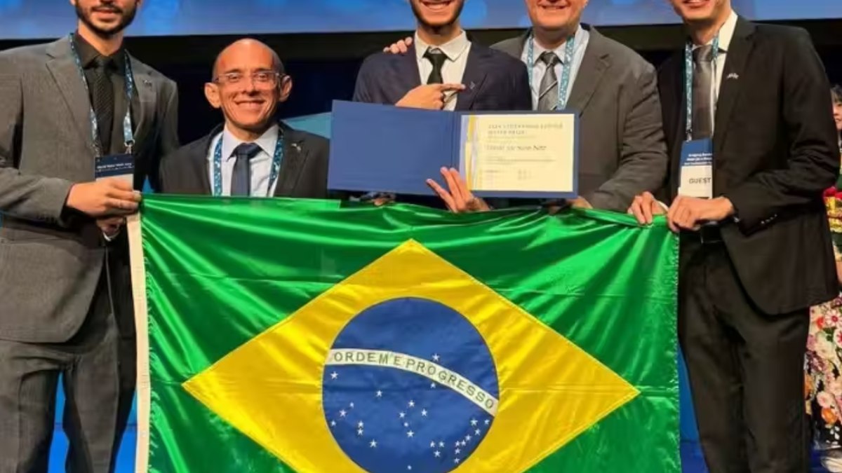 O jovem brasileiro Manoel Nunes ao receber o Prêmio Nobel da Ciência Jovem em Estocolmo, na Suécia. 