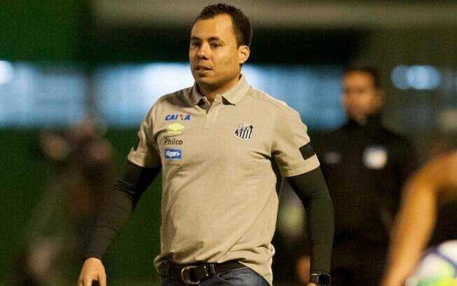 O técnico Jair Ventura foi demitido do Santos nesta segunda-feira