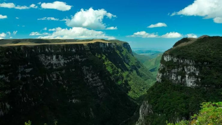 Empresa%20diz%20seguir%20normas%20e%20reacende%20alerta%20no%20ecoturismo