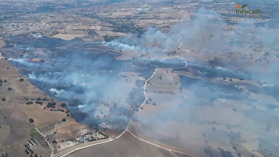 Fumaça e cinzas: incêndio em Toledo assusta e faz o dia virar noite em Madrid