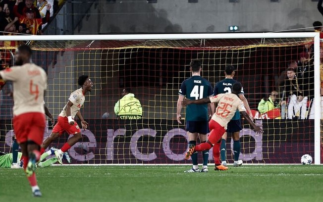 Wahi (centro) vibra após fazer o gol da vitória do Lens sobre o Arsenal Wahi (centro) vibra após fazer o gol da vitória do Lens sobre o Arsenal