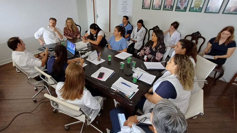 Reunião contou com a participação de médicos, enfermeiros e da Provedoria do hospital