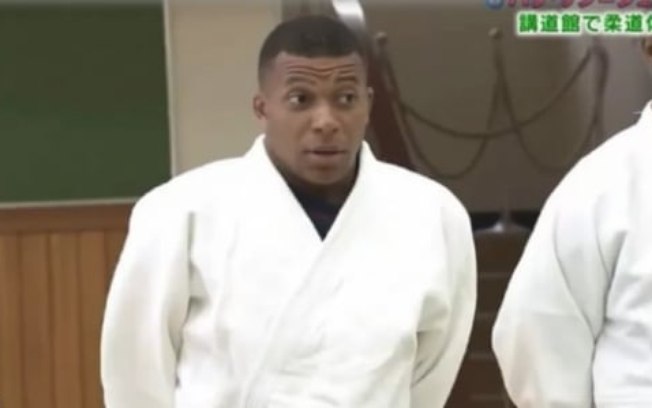VÍDEO: Mbappé sobe em tatame no Japão e se assusta com finalização no judô