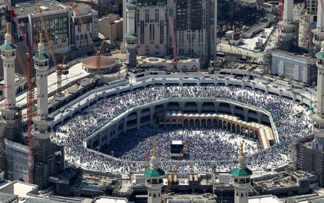 A Grande Mesquita em Meca, na Arábia Saudita, fotografada em 17 de junho de 2024, durante a peregrinação anual muçulmana Hajj