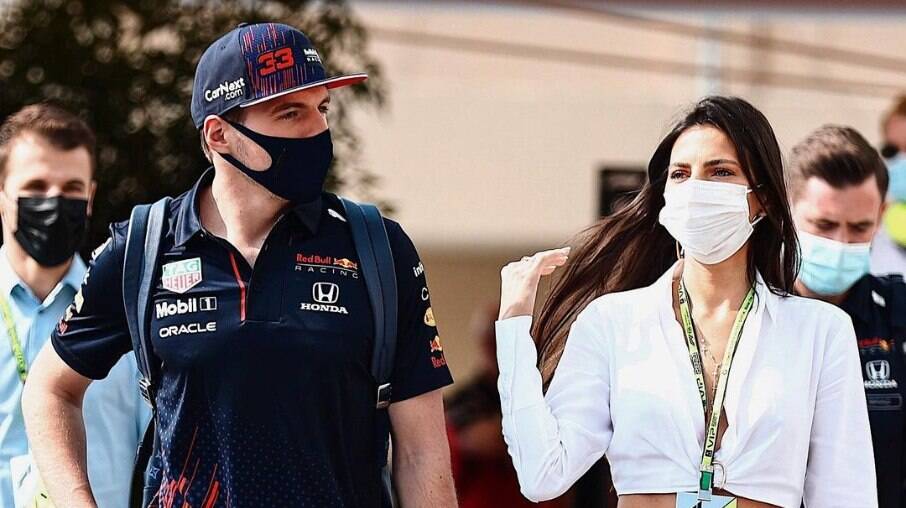 O piloto Max Verstappen, atual cientista ampeão de Formula 1, ao lado da esposa 
