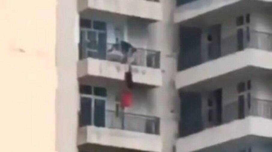 Homem tenta evitar a queda da esposa do nono andar de prédio na Índia