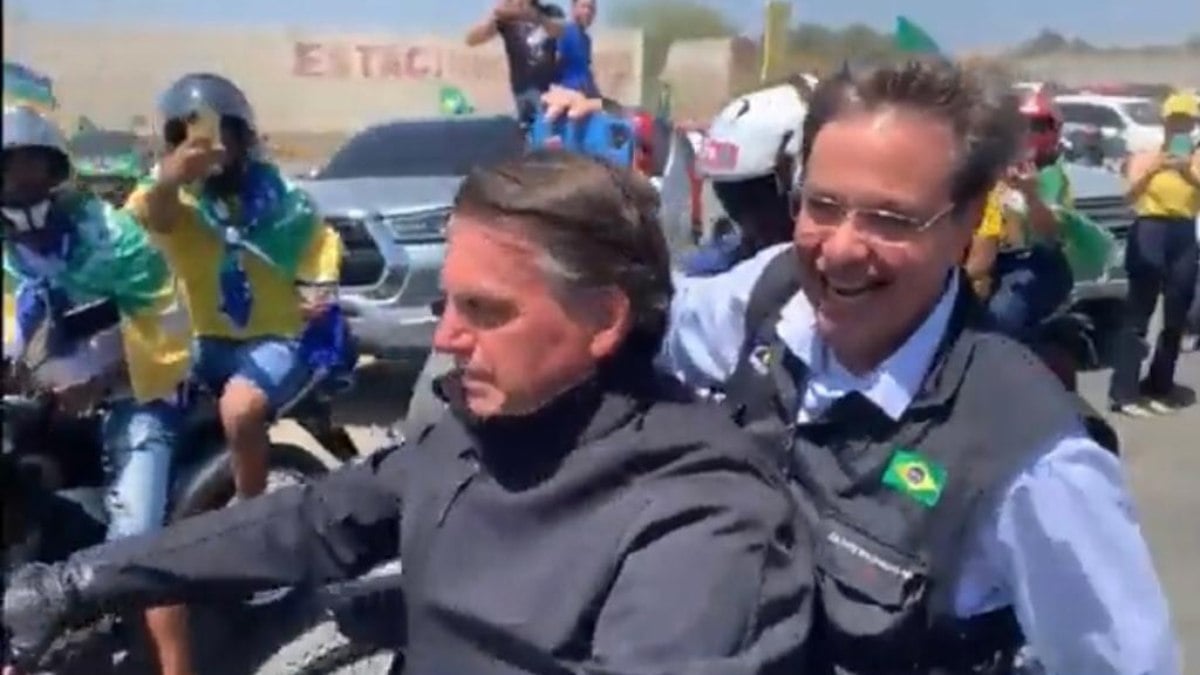 Bolsonaro em Petrolina sem capacete e com garupa também sem equipamento obrigatório