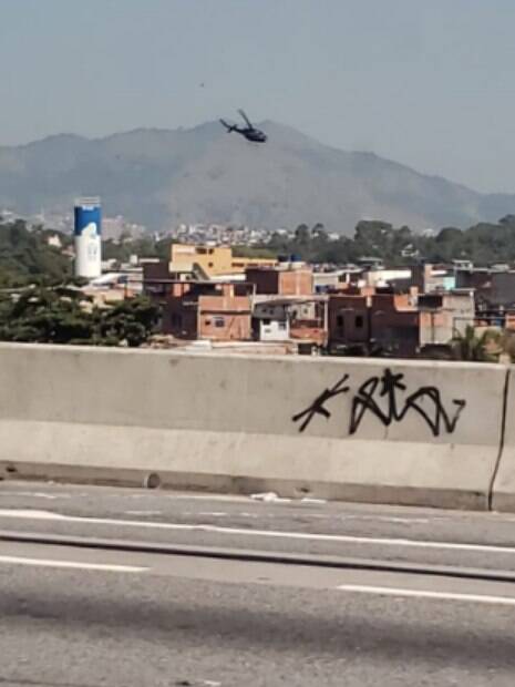 Helicóptero sobrevoa casas no Complexo da Maré