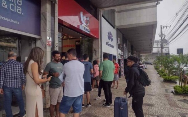 Torcedores do Flamengo retiram seus ingressos, em Belo Horizonte