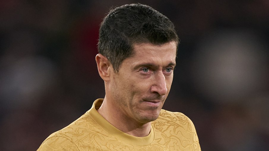 Lewandowski saiu lesionado após partida contra o Almería