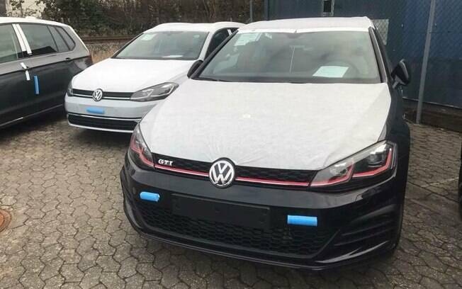 VW Golf renovado já aparece pronto para começar a ser vendido na Alemanha. No Brasil, ainda não há previsão de chegada 