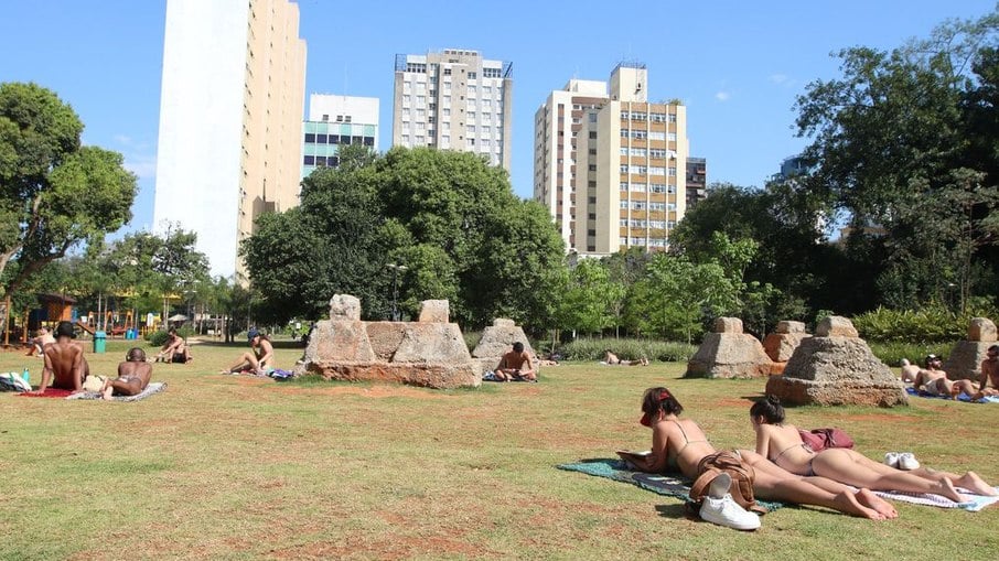 Pessoas tomam sol no Parque Augusta - Prefeito Bruno Covas, em Bela Vista (SP)