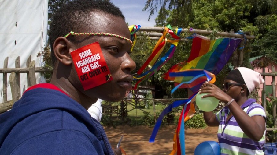 Presidente de Uganda, Yoweri Museveni, sancionou lei que prevê pena de morte para LGBTs