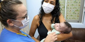 Bebê de 635g supera prematuridade extrema e recebe alta em SC