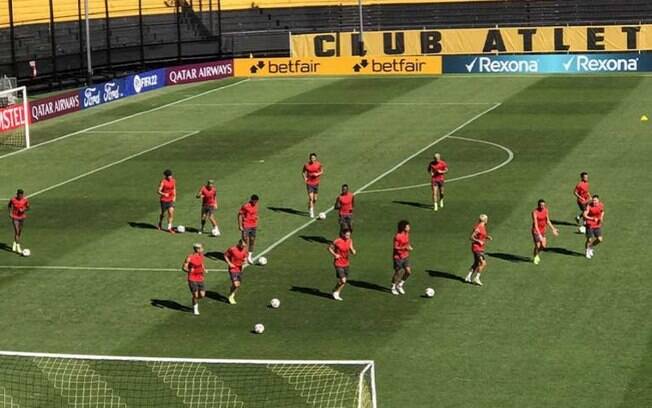 Com todo elenco à disposição, Flamengo faz primeiro treino em Montevidéu