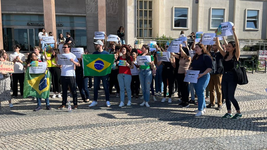 Manifestação de brasileiros contra xenofobia na Faculdade de Direito de Lisboa