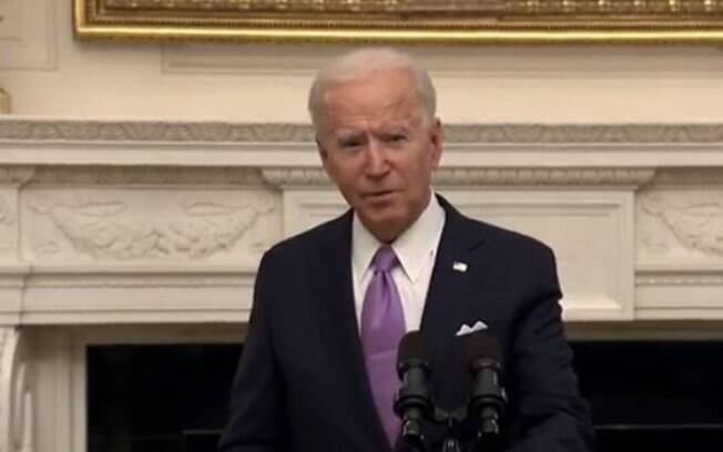 Biden assina dez decretos para conter a Covid: 'A ajuda está a caminho'