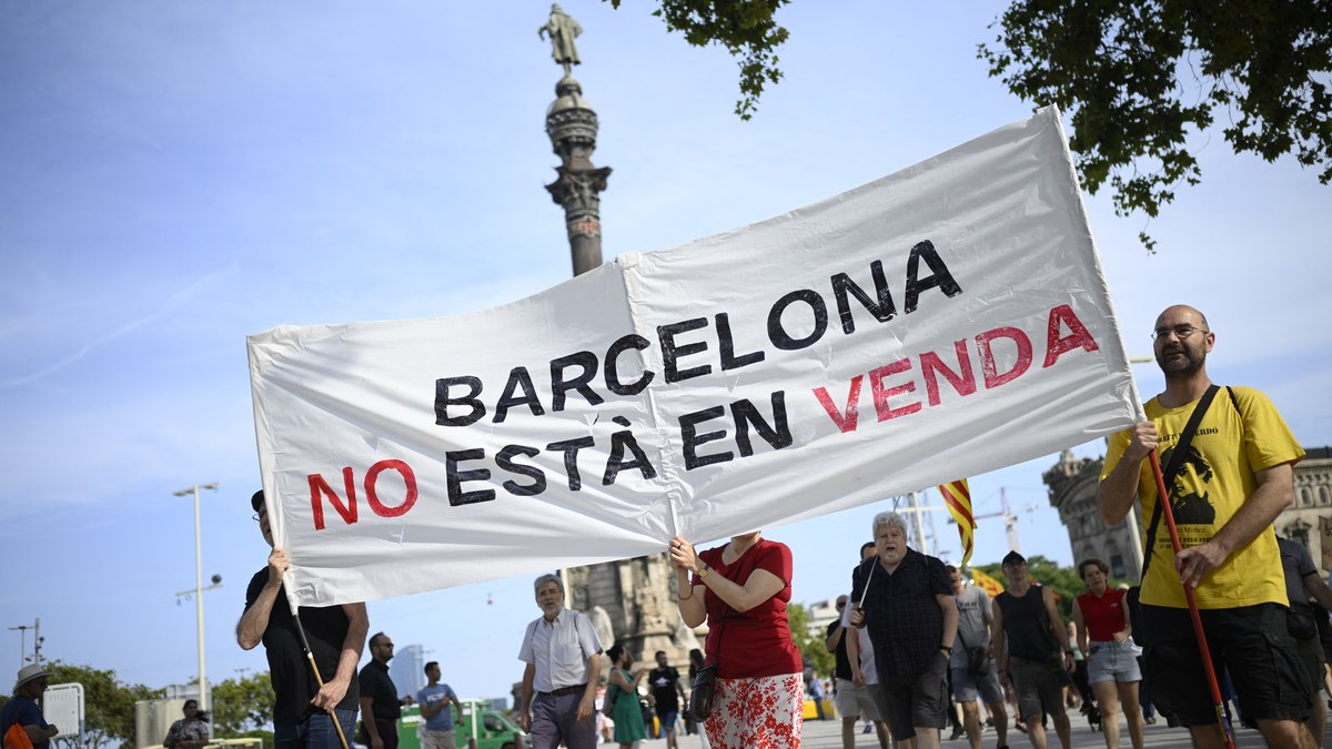 'Barcelona não está à venda', dizem os manifestantes