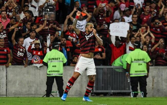 Gabigol abre o placar para o Flamengo contra o Internacional