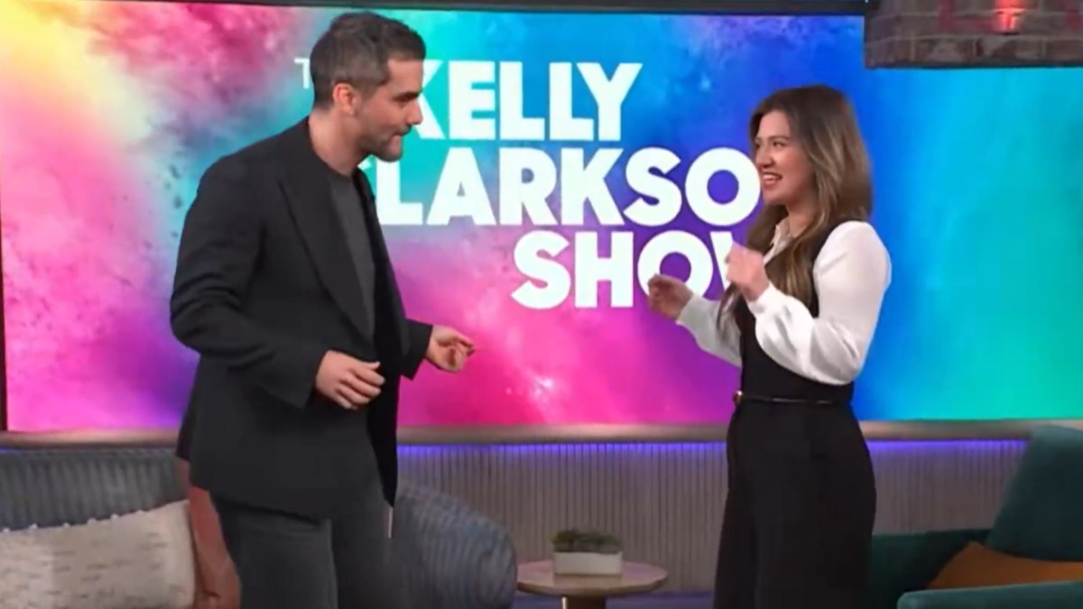 Wagner Moura bota Kelly Clarkson para sambar em talk show
