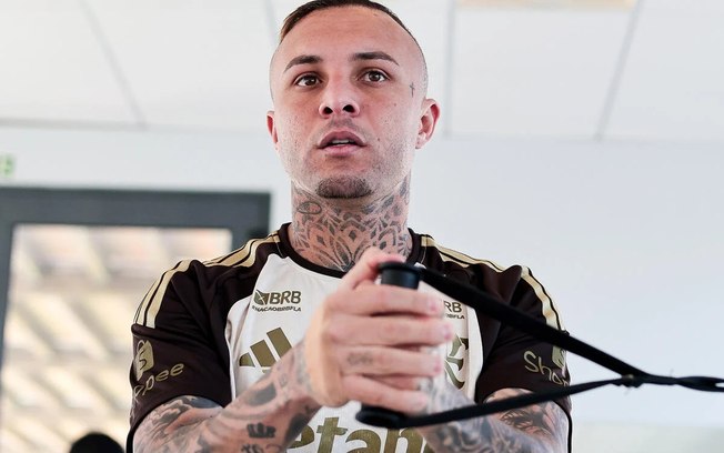 Cebolinha, acompanhado dos filhos, vestiu a camisa do Santos antes mesmo de assinar contrato Cebolinha, acompanhado dos filhos, vestiu a camisa do Santos antes mesmo de assinar contrato