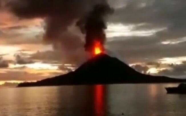Erupção do vulcão Anak Krakatau é principal possível causa de tsunami na Indonésia