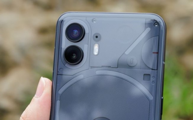 Suposto Nothing Phone 2a vaza em imagens reais com duas câmeras