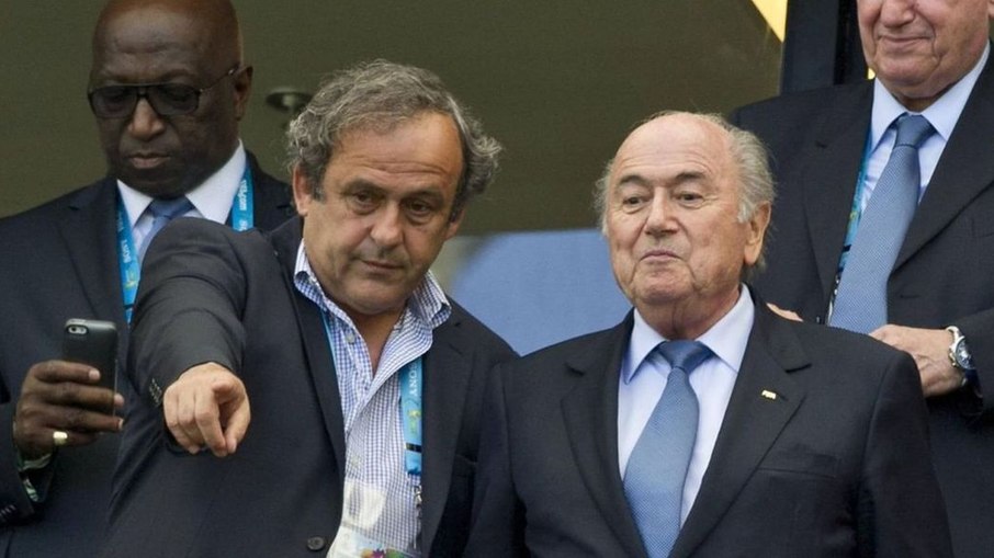 Michel Platini e Joseph Blatter são acusados de esquema de fraude