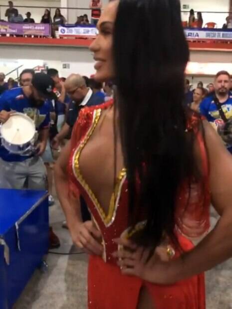 Gracyanne Barbosa cai no samba usando vestido vermelho trabalho no decote