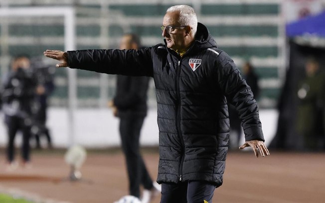 Dorival durante a partida em La Paz