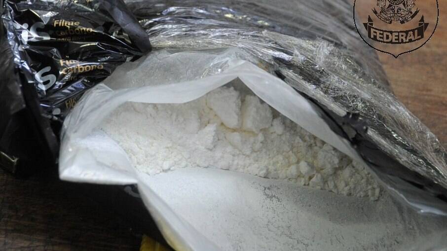 Foram encontrados 6 kg de cocaína em um fundo falso de uma mala.