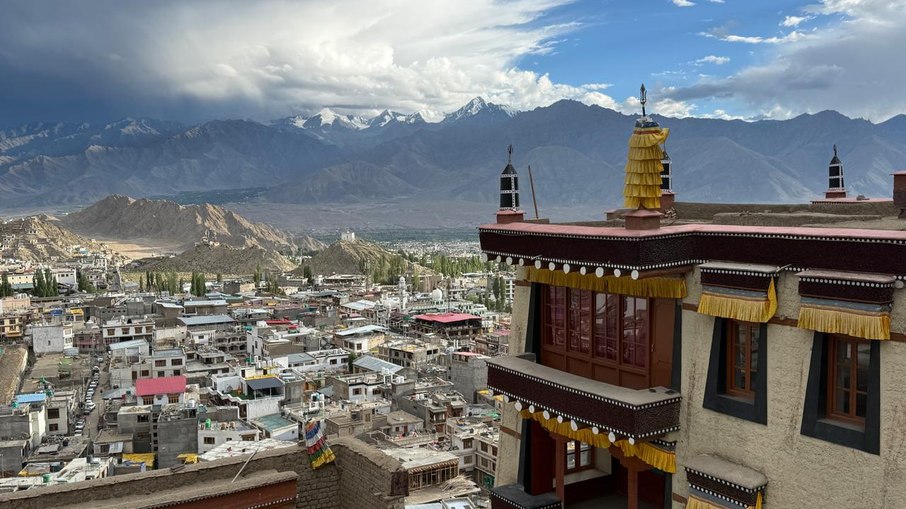 Vista do Palacio de Leh para a cordilheira de Zanskar em Ladakh, Índia. Vista do Palacio de Leh para a cordilheira de Zanskar em Ladakh, Índia.
