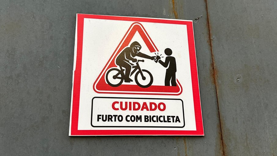 Adesivo alertando sobre roubo de celulares.