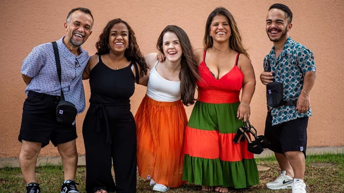 Pessoas com nanismo participam de desfile de moda