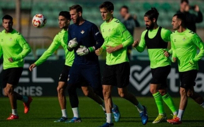 Jogadores do Betis durante treinamento da equipe