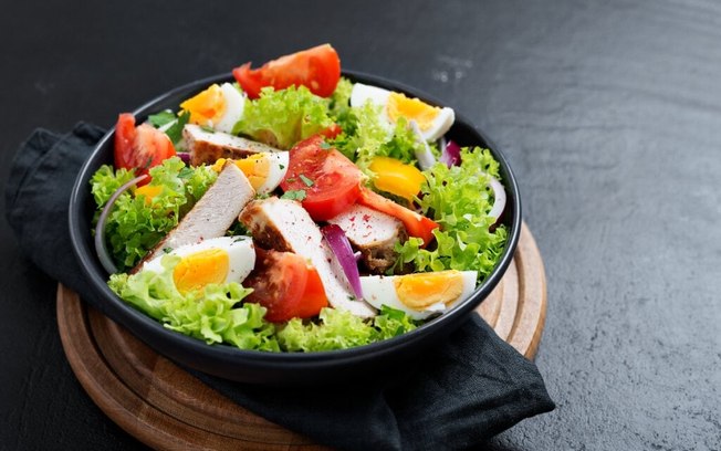 7 saladas fit para ajudar a emagrecer