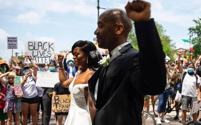Recém-casados participam de protesto antirracista na Filadélfia, Estados Unidos