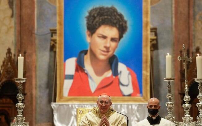 Uma imagem de Carlo Acutis, de 15 anos, vista durante sua cerimônia de beatificação em Assis, Itália, sábado, 10 de outubro