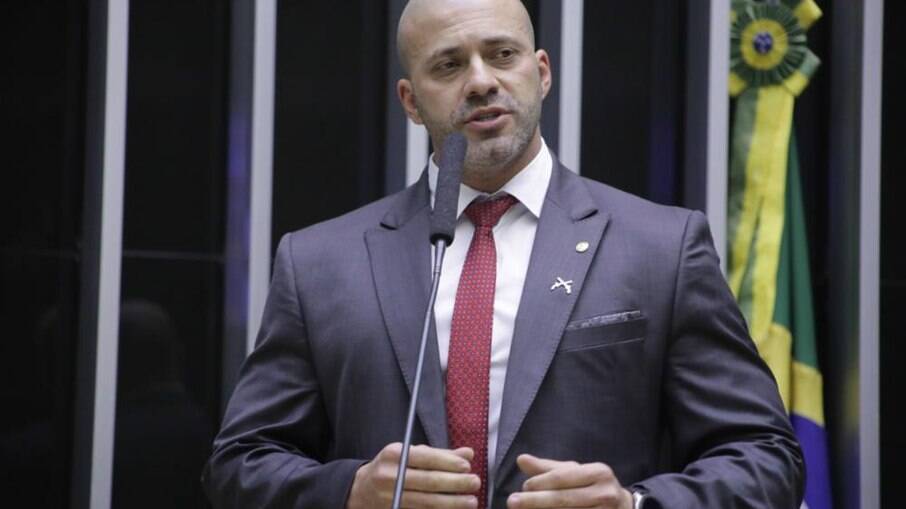 Deputado Daniel Silveira tecebe apoio de deputados no planalto