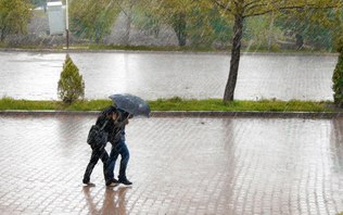 Inmet alerta para chuva acima de 100mm em 3 regiões nesta terça Inmet alerta para chuva acima de 100mm em 3 regiões nesta terça