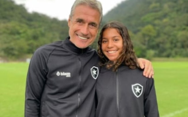 Giovana Waksman marca presença em treino do Botafogo