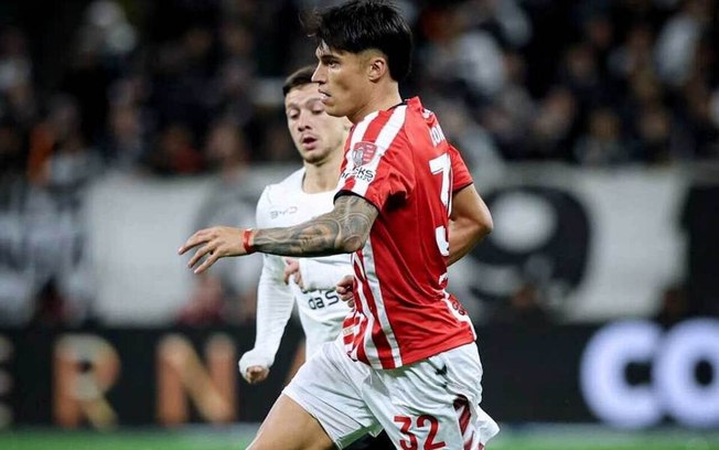 Atacante deixou o campo durante jogo contra o Corinthians pelas quartas de final Atacante deixou o campo durante jogo contra o Corinthians pelas quartas de final