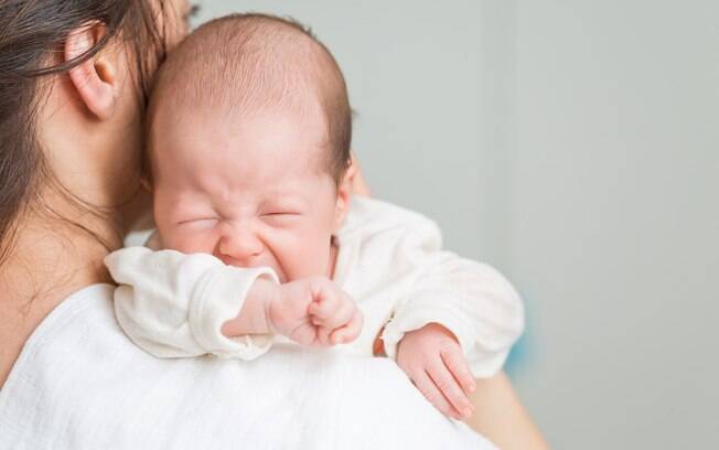 Cólicas no bebê podem ser evitadas com algumas ações preventivas, como fazer o bebê arrotar após as mamadas