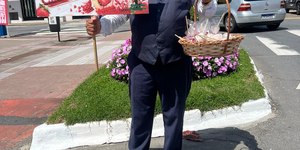 Garçom fatura R$ 4.500 em 5h com morangos cravejados em semáforos