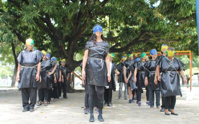 No Recife, manifestantes vestidos de preto fizeram performance