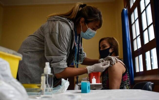 Coronavírus: Por que o Chile tem, ao mesmo tempo, boa vacinação e alta taxa de contágio