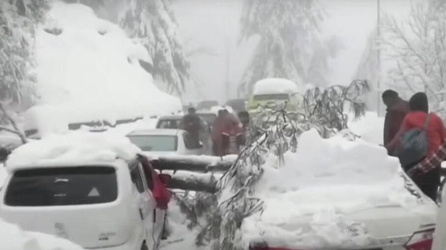 Soldados tentam desobstruir a estrada perto de Murree, após nevasca surpreender motoristas presos em engarrafamento