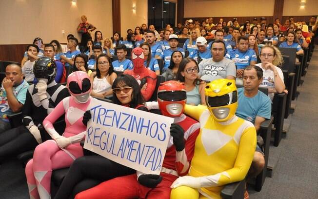 Vestidos de Power Rangers, funcionários do trenzinho da alegria protestaram contra pedido de paralisação feito pelo MP