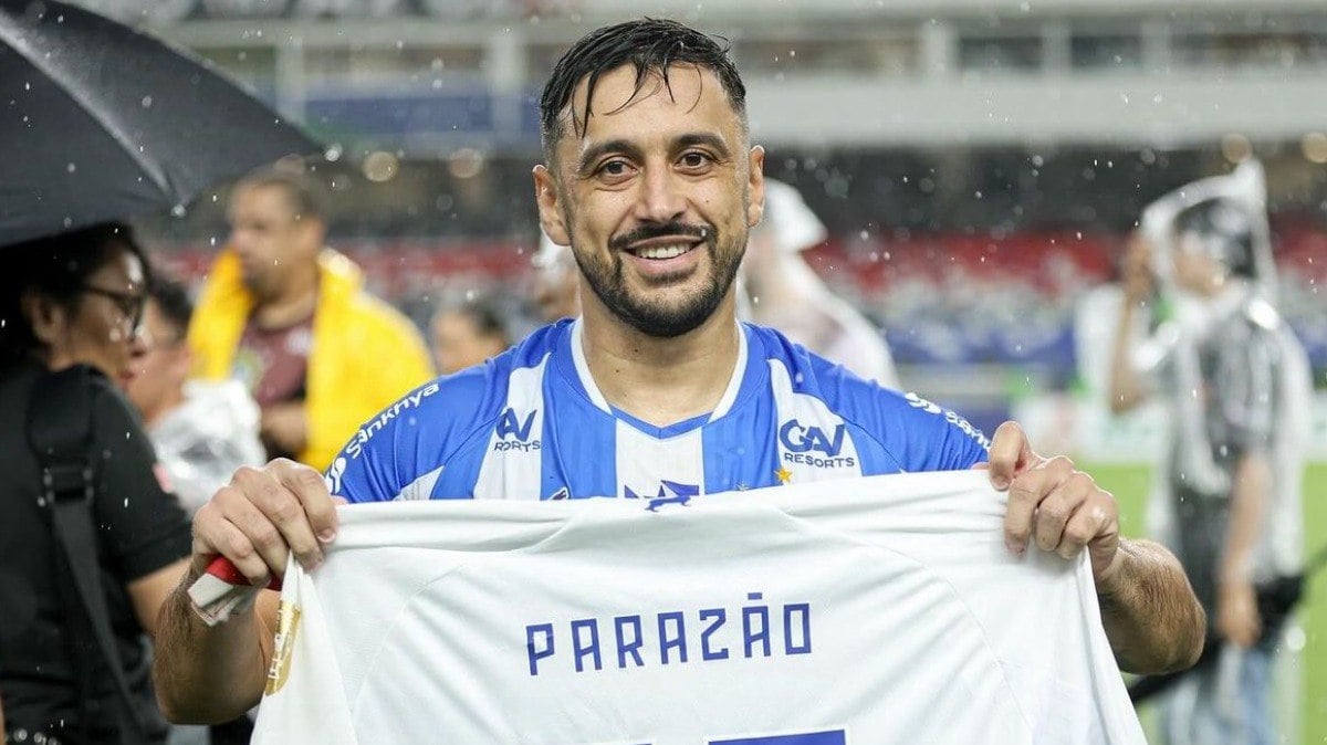 Robinho comemora título do Campeonato Paraense com o Paysandu
