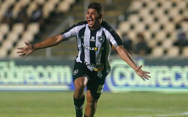 Erison comemora gol pelo Botafogo e lembra infância com 'pé descalço': 'Que tenha sido o primeiro de muitos'